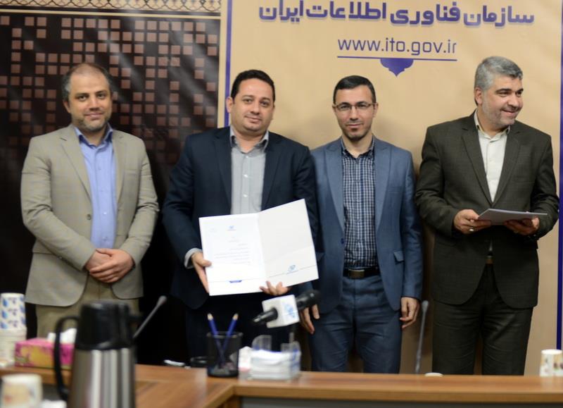 تقدیر-دکتر-خوانساری-از-همکاران-پروژه‌های-برتر-سازمان-فناوری-اطلاعات-ایران