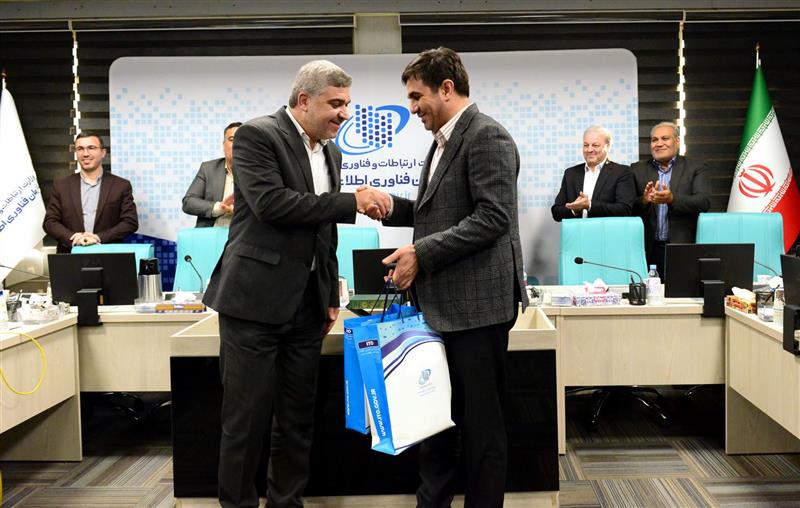 گزارش-تصویری-از-مراسم-تقدیر-از-دکتر-خوانساری-به-مناسبت-1080-روز-تلاش-در-کرسی-ریاست-سازمان-فناوری-اطلاعات-ایران